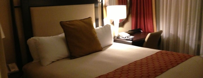The Inn at Penn, A Hilton Hotel is one of Tempat yang Disukai Chris.
