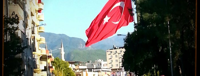 İstasyon Caddesi is one of Posti che sono piaciuti a Esra.