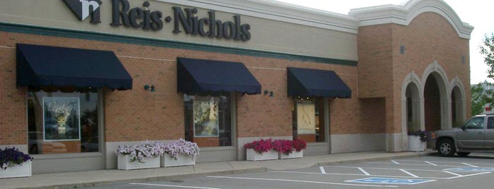 Reis-Nichols Jewelers is one of Tempat yang Disukai Bob.