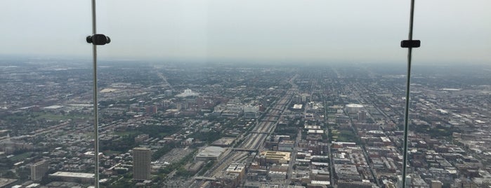 Willis Tower is one of Tempat yang Disukai Wil.