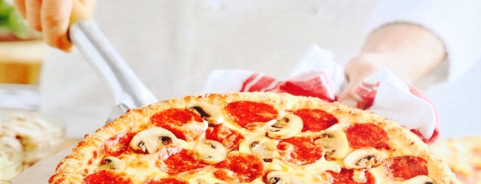 Domino's Pizza is one of สถานที่ที่ Tariq ถูกใจ.