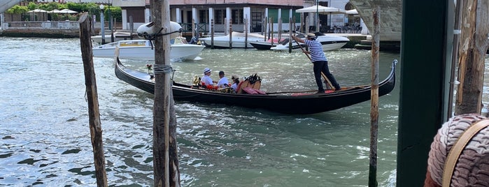 Gondola To Rialto Markets is one of Venezia.