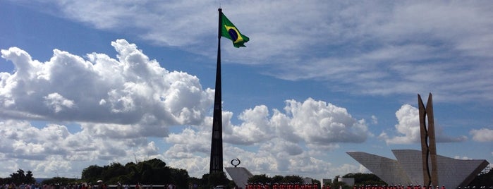 Praça dos Três Poderes is one of Viagens da Copa.