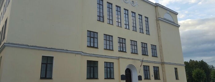 Ilūkstes 1. vidusskola is one of E-KLASE.