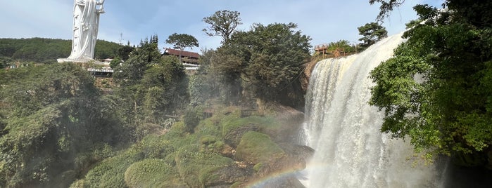 Elephant Waterfall (Thác Voi) is one of Da Lat.