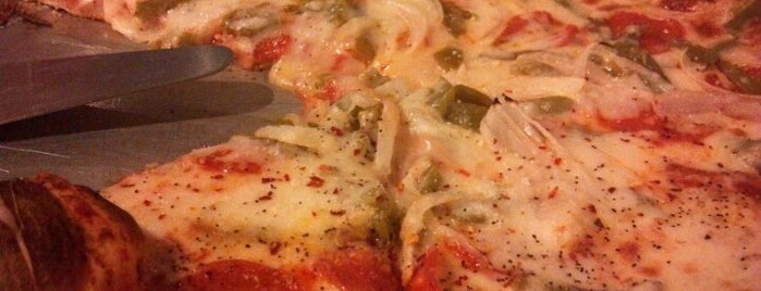 Candela's Pizzeria & Ristorante Italiano is one of Locais curtidos por Laura.