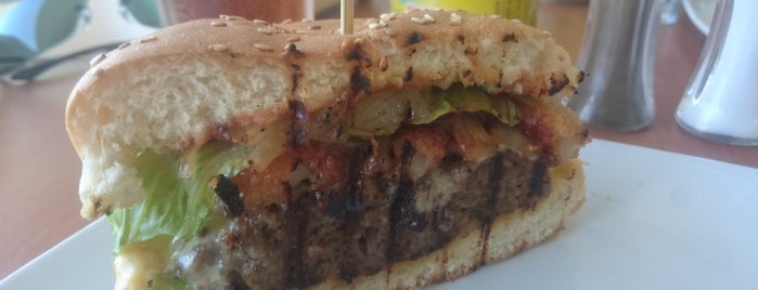 Tomato Burger & Steak house is one of Posti che sono piaciuti a Raif.