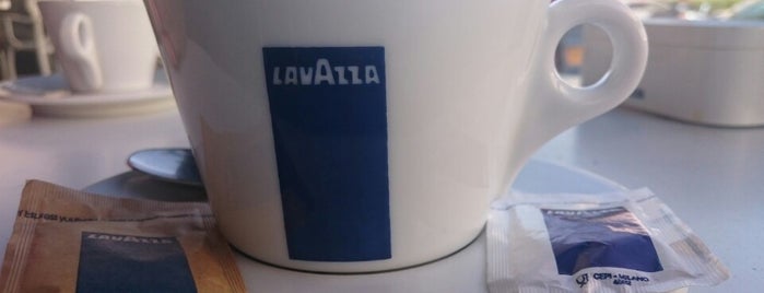 Lavazza Cafe is one of Locais curtidos por Raif.