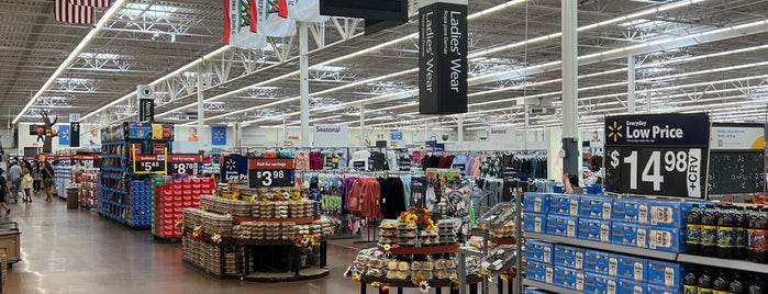 Walmart Supercenter is one of Mom Springs🌴.