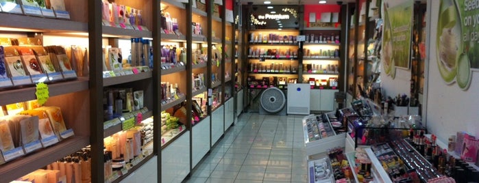 The Face Shop is one of สถานที่ที่ natsumi ถูกใจ.