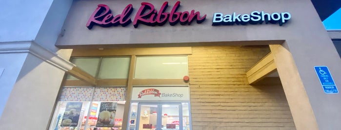 Red Ribbon Bakeshop is one of Posti che sono piaciuti a Aaron.