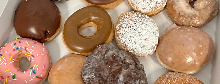 Krispy Kreme Doughnuts is one of Posti che sono piaciuti a Phillip.