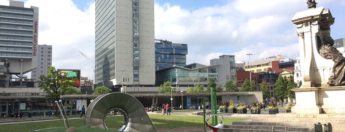 Piccadilly Gardens is one of Lugares favoritos de Carl.