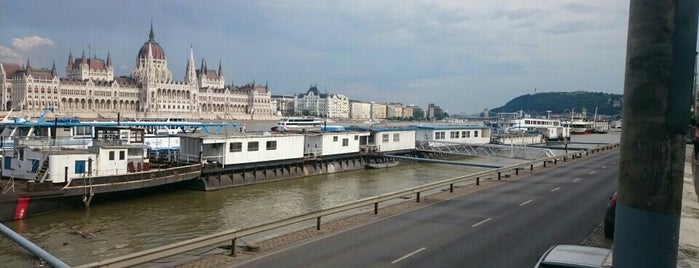 Bem József tér (19, 41) is one of Budai villamosmegállók.