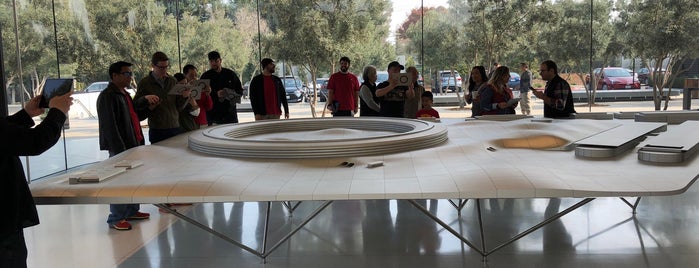 Apple Park Visitor Parking is one of Lugares favoritos de Michael.