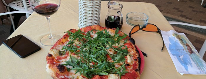 Pizzeria Ristorante La Conchiglia is one of Top 10 Gardasee.