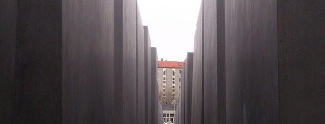 Memorial untuk Orang-orang Yahudi yang Terbunuh di Eropa is one of Берлин.