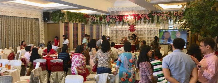 Central Restaurant Serpong is one of Posti che sono piaciuti a Hendra.