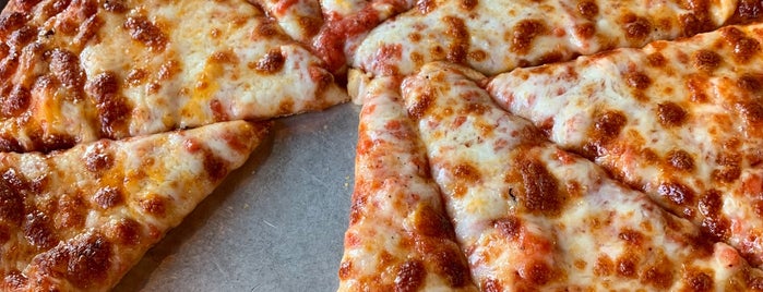 Toppers Pizza is one of Tempat yang Disukai Patrick.