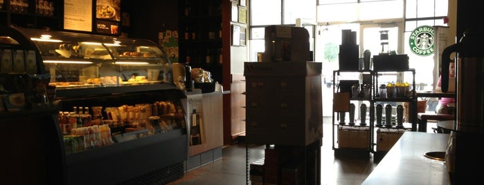 Starbucks is one of Lugares favoritos de Lisa.