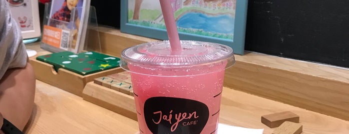 Jaiyen Café is one of Posti che sono piaciuti a Bee.