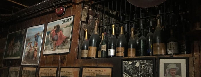 Gordon's Wine Bar is one of Locais salvos de Harriet.