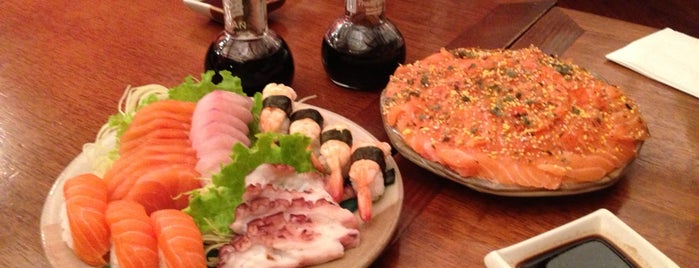 Masamoto Sushi is one of Orte, die Camila gefallen.