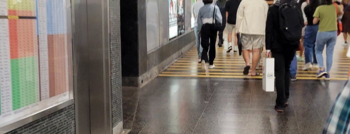 MTR Tsim Sha Tsui Station is one of Lugares favoritos de Shank.