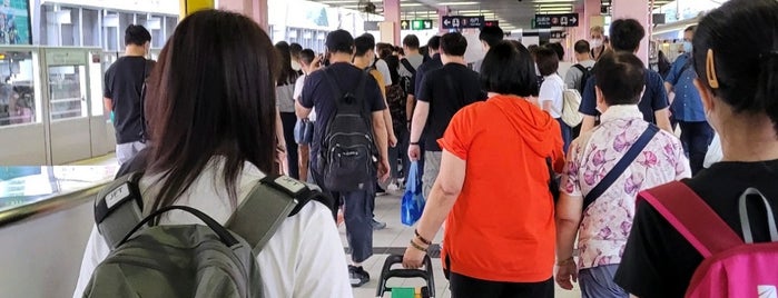 MTR Sha Tin Wai Station is one of สถานที่ที่ Kevin ถูกใจ.