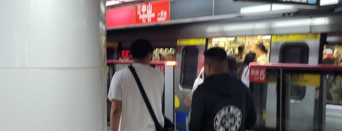 MRT Zhongshan Station is one of 台湾.