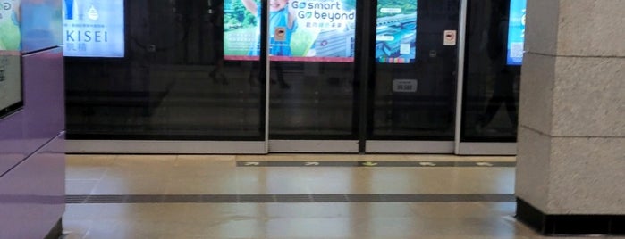 MTR Sai Ying Pun Station is one of สถานที่ที่ Shank ถูกใจ.