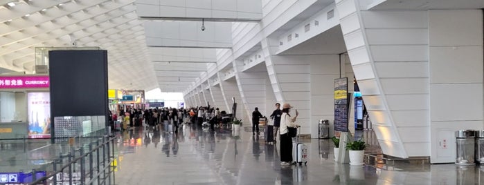 Terminal 1 Departure Hall is one of Tempat yang Disukai Matt.