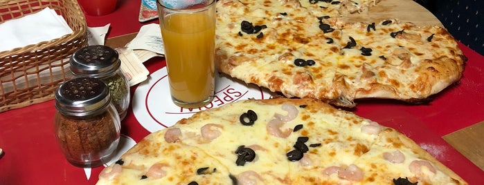 Pizzeria La Mazza is one of Lugares favoritos de Mario.