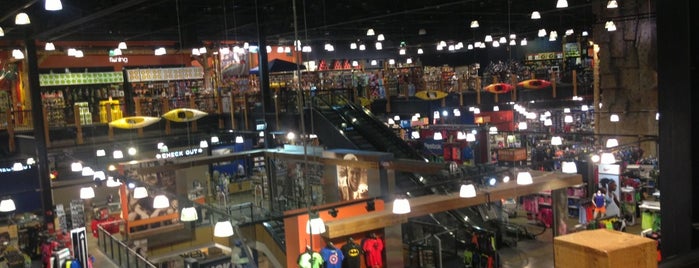 DICK'S Sporting Goods is one of Lugares favoritos de Jeff.