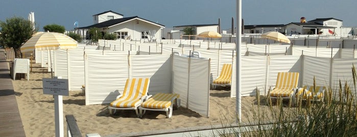 Waikiki beach is one of Lugares favoritos de Alain.