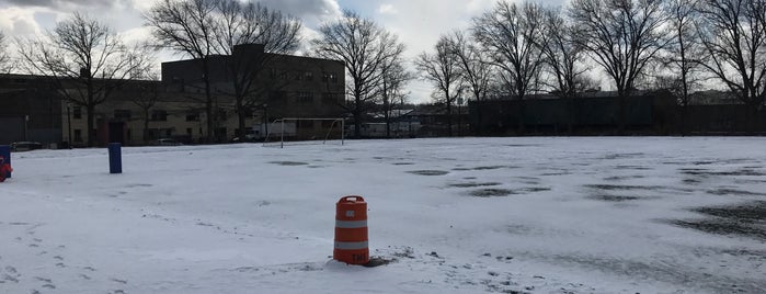 Red Hook Soccer Fields is one of สถานที่ที่บันทึกไว้ของ Leigh.