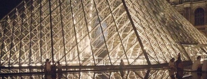 Museu do Louvre is one of FAVS | World.