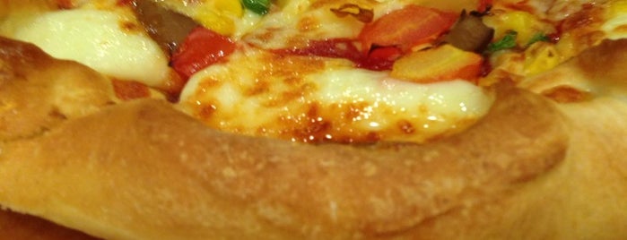 Pizza Hut is one of Scooterさんのお気に入りスポット.