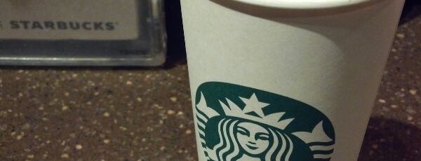 Starbucks is one of Saraさんのお気に入りスポット.