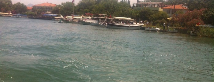 Dalyan Tekne Turu is one of Harbi Yiyorum 1 - Kitaptaki Mekanlar.