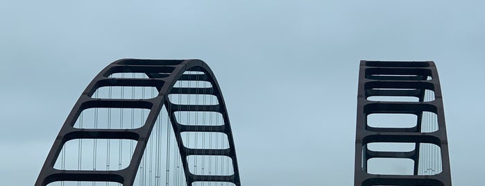 Gen. W.K. Wilson Bridge (locally: Dolly Parton Bridge) is one of Lugares favoritos de Brandi.