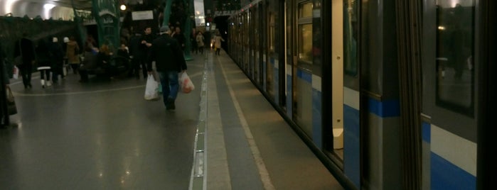 Метро Славянский бульвар is one of Московское метро.