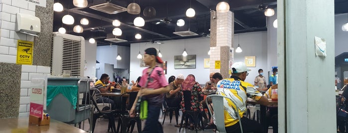 Dayang Sarawak Corner Cafe is one of Tempat yang Disukai Muhammad.
