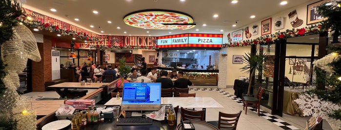 Shakey’s is one of The 15 Best Places That Are Good for a Late Night in Manila.