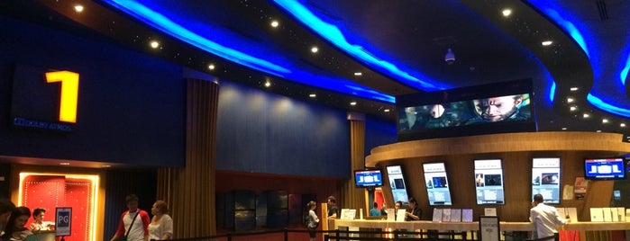Bonifacio High Street Cinemas is one of Gespeicherte Orte von Janelle.