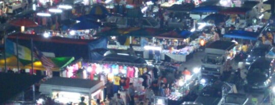 Macallum Monday Night Market (Pasar Malam) is one of สถานที่ที่ C ถูกใจ.