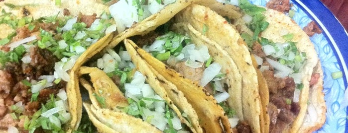 Tacos El Triunfo is one of สถานที่ที่ Karim ถูกใจ.