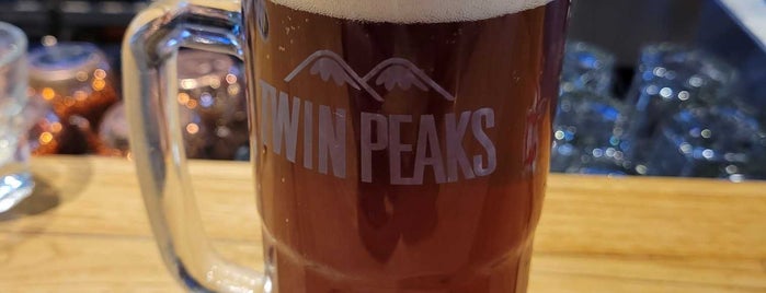 Twin Peaks is one of Tempat yang Disukai Phil.
