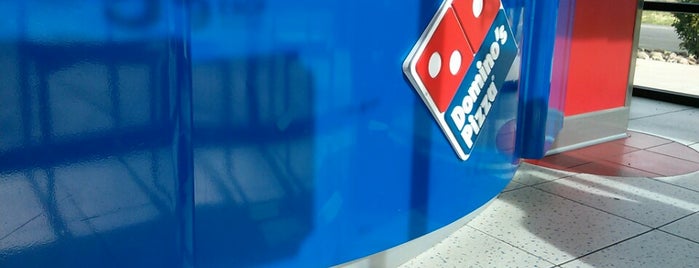 Domino's Pizza is one of สถานที่ที่ Rayna ถูกใจ.