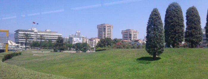 Konak Otobüs Durakları is one of Lugares favoritos de Gül.